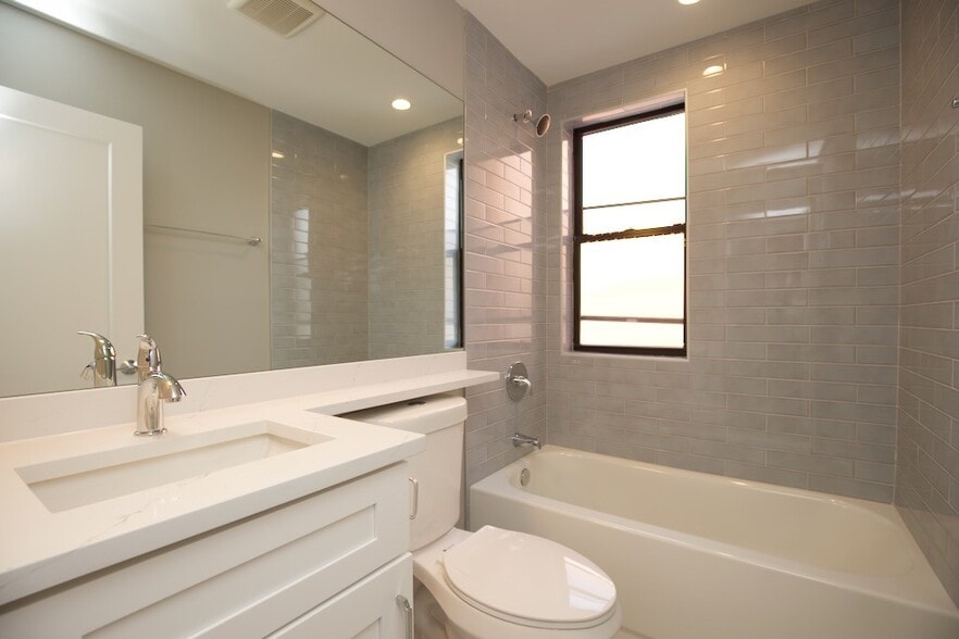 Building Photo - 3938 N Janssen Ave