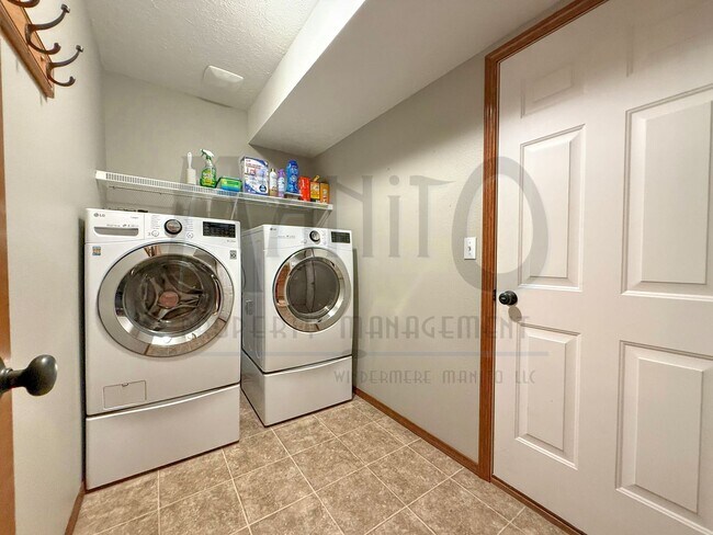 Building Photo - Spacious Eagle Ridge Home