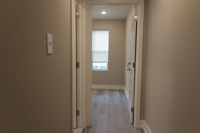 Building Photo - 1649 Pratt St