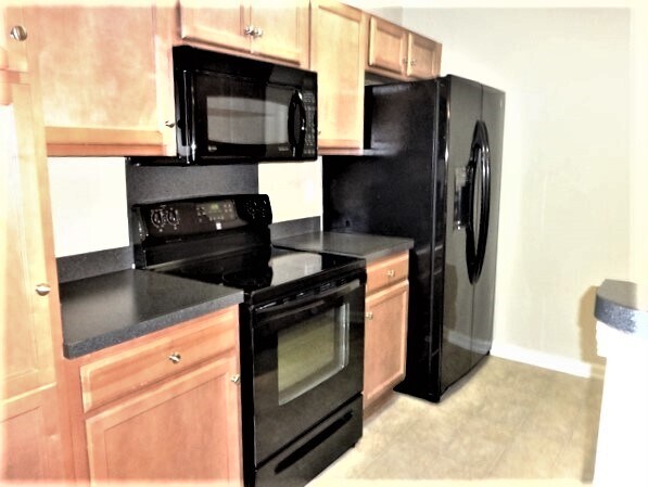 Building Photo - 8740 Red Oak Dr