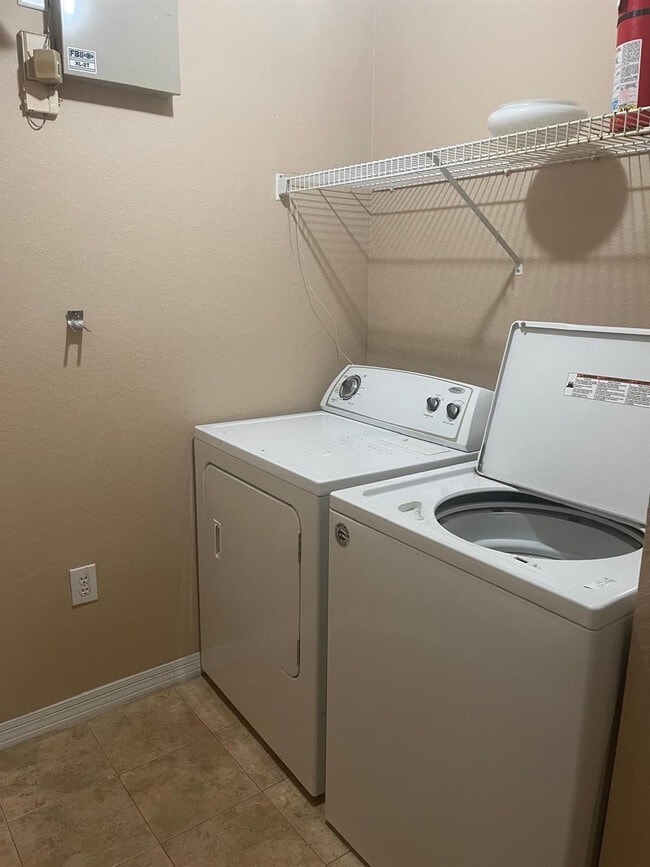 Building Photo - 5475 Vineland Rd