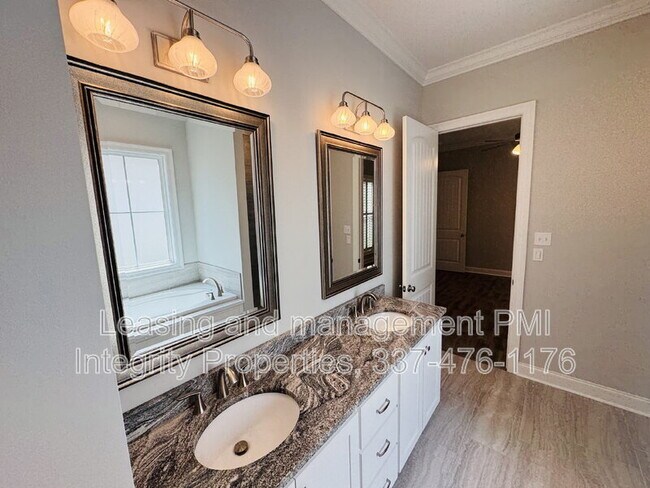 Building Photo - 113 Oak Village Dr