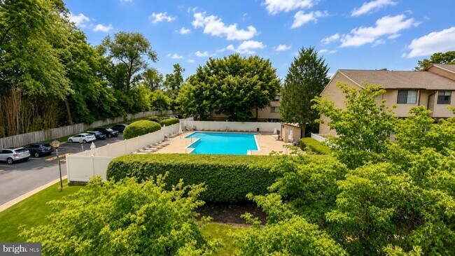 Building Photo - 2473 Glengyle Dr