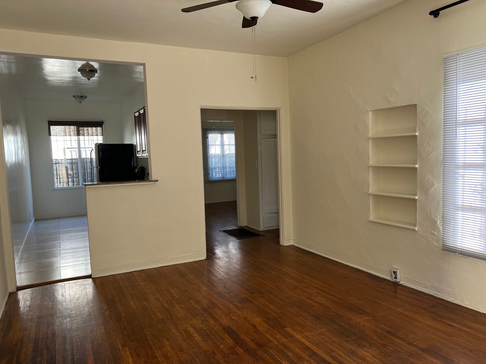 Building Photo - 1049 N Stanley Ave