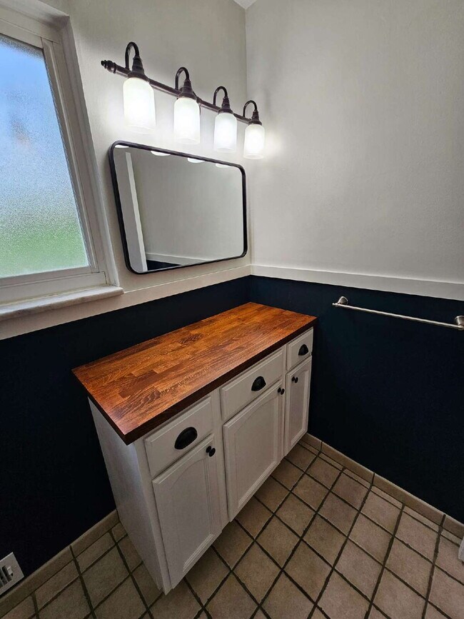 Building Photo - Beautiful 3-Bedroom Ranch in Desirable Northwest Warren, Nice Kitchen, Large Living Room, Finishe...