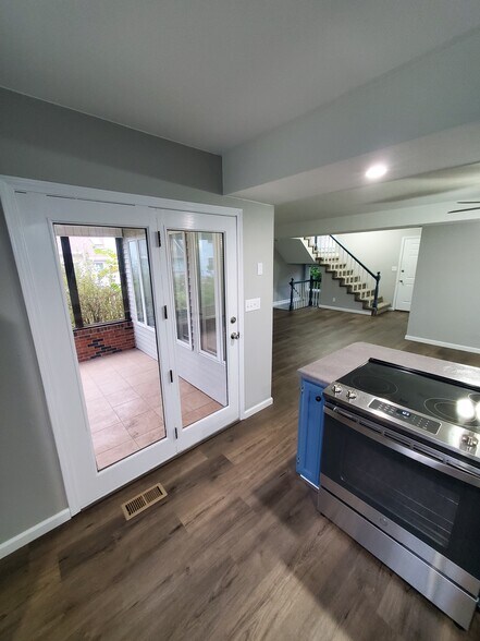 Building Photo - 12 Pebble Ct