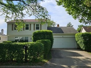 Building Photo - 10 Mayflower Rd
