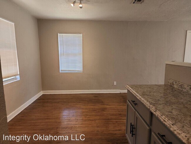 Building Photo - 2 br, 1 bath House - 900 N. Redbud Dr.