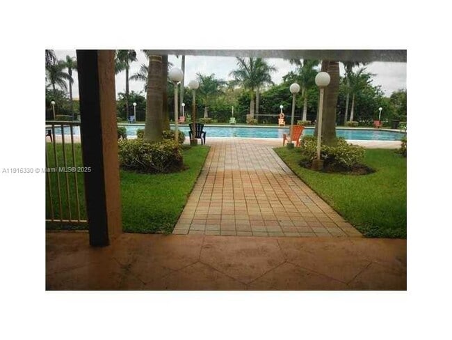 Building Photo - 9350 Fontainebleau Blvd