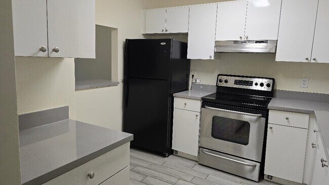 Building Photo - 2810 Riverside Dr