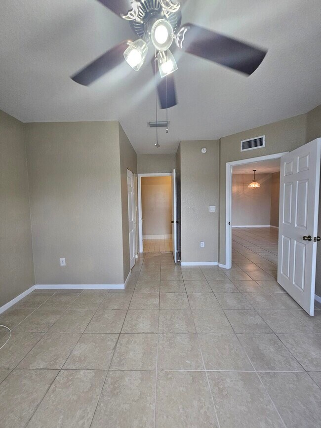 Building Photo - 1157 Golden Lakes Blvd