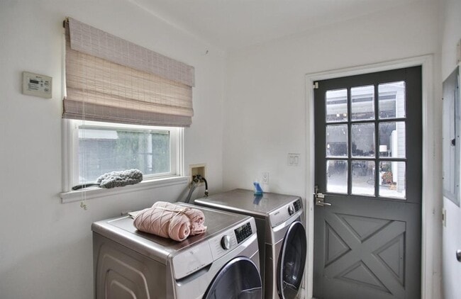 Building Photo - 309 Kings Pl