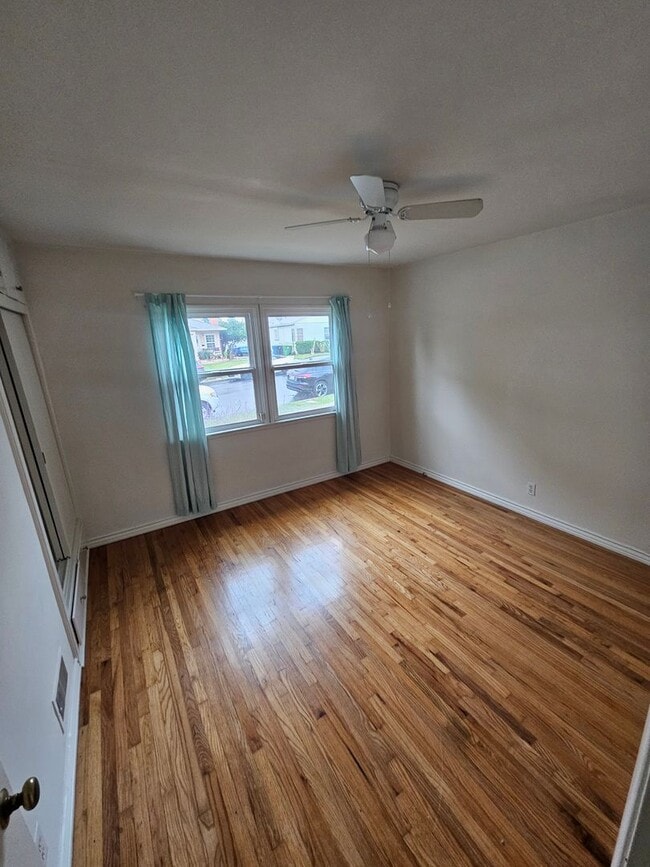 Building Photo - Flight Ave