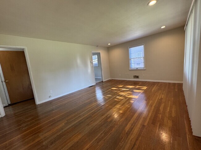 Building Photo - SPACE, CHARM & FLEXIBILITY — ALL IN ONE 3 BED, 1 BATH HOME!