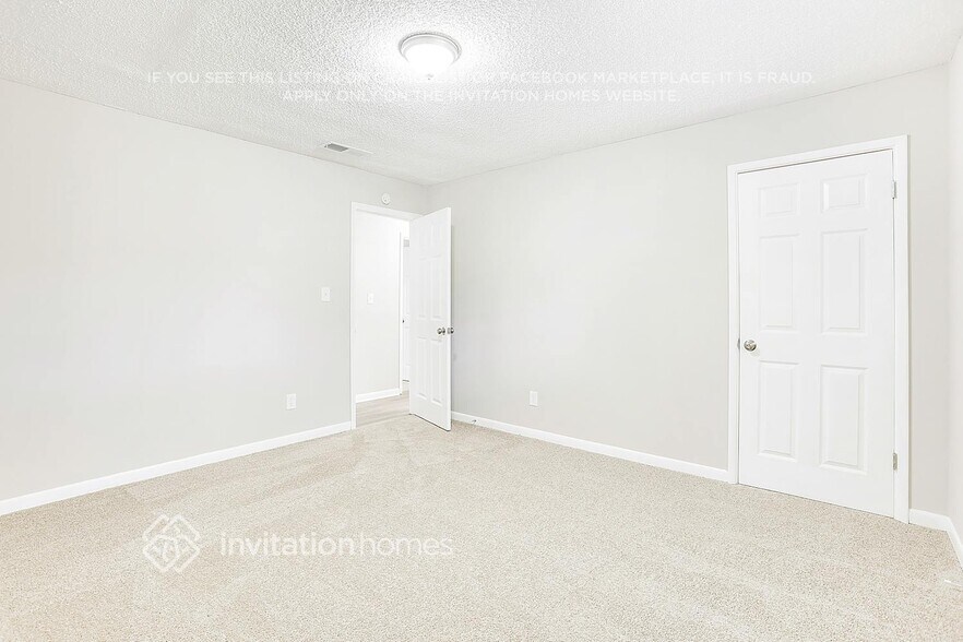 Building Photo - 3166 Robindale Rd