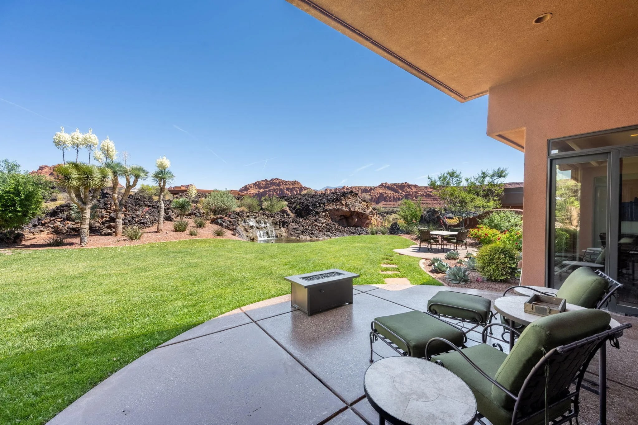Covered Patio With Gas Firepit for Star-Filled Nights - 1500 E Split Rock Dr