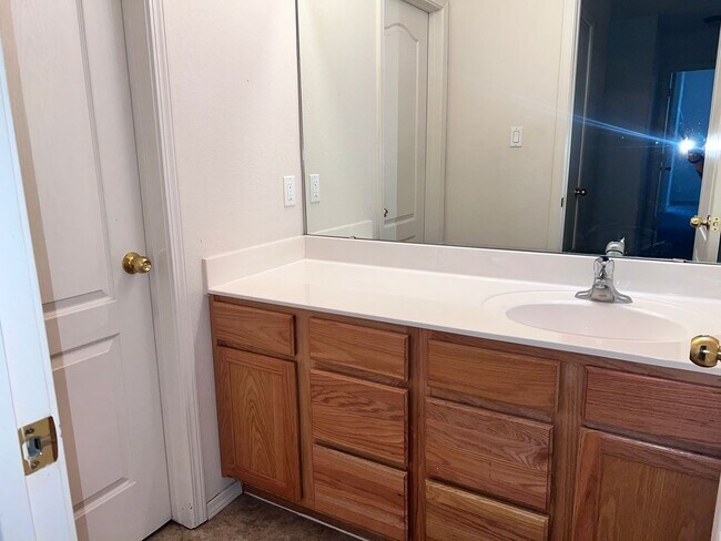 Building Photo - Refrigerated air! 4Br, 2Ba w/2 living areas, 3 CG