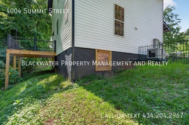 Building Photo - 4004 Summit St