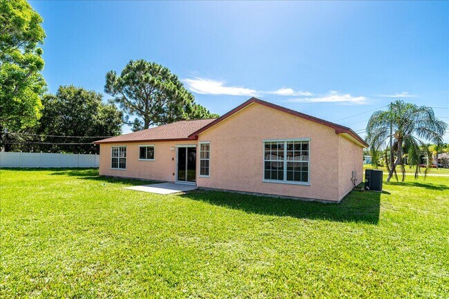 Building Photo - 2175 SE Heathwood Cir