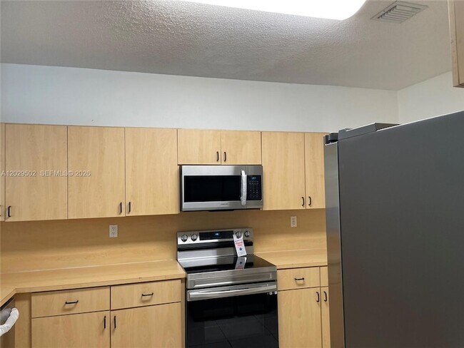 Building Photo - 7980 S Southwood Cir