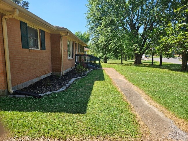 Building Photo - 504 Wren Rd