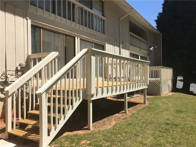 Building Photo - 2185 Palmyra Dr