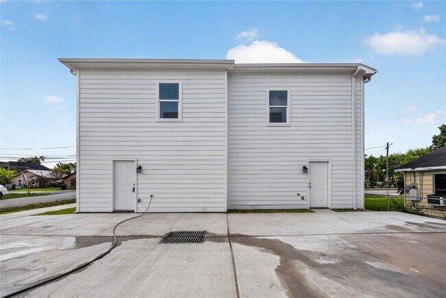 Building Photo - 4357 Elmwood St