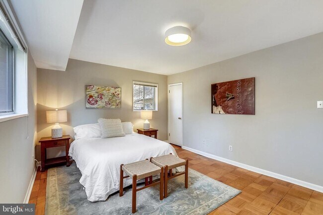 Building Photo - Private and Spacious Condo in Bethesda!