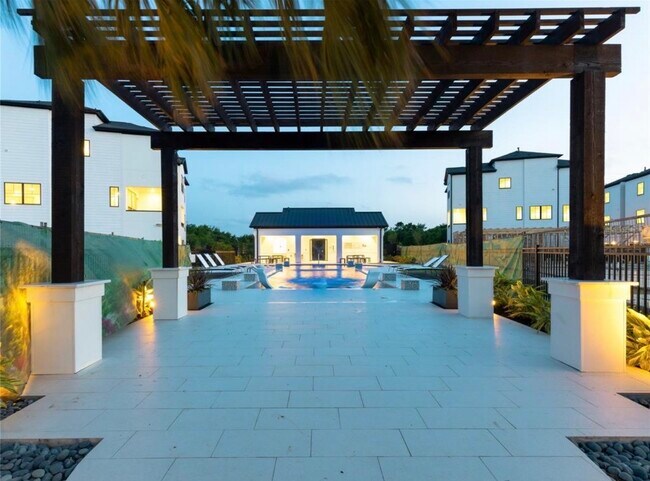 Building Photo - 2812 Grand Fountains Dr