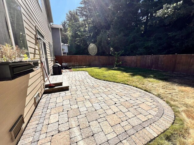 Building Photo - Beautiful Spacious 4bd 2bath Available Oct...