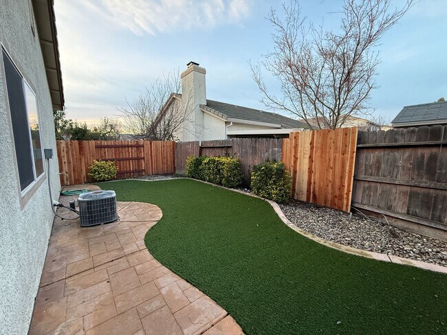 Building Photo - Delightfully Spacious Home!