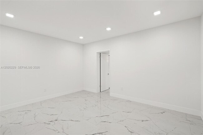 Building Photo - 112 E 1st Ct
