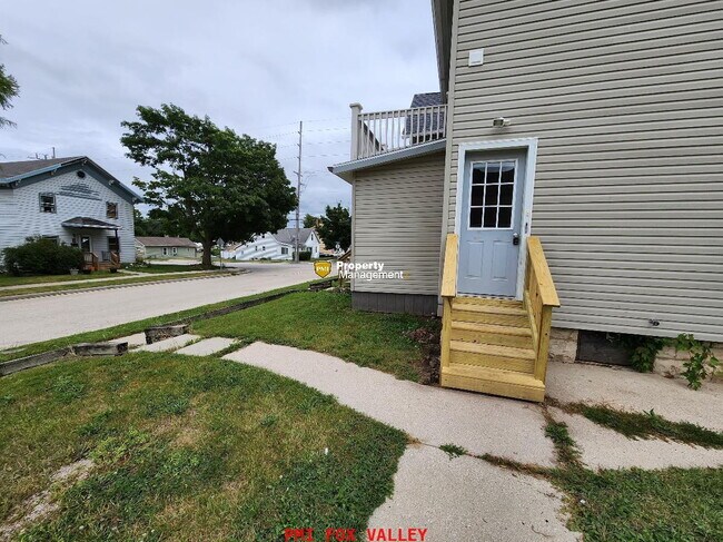 Building Photo - 2 Bedroom Upper