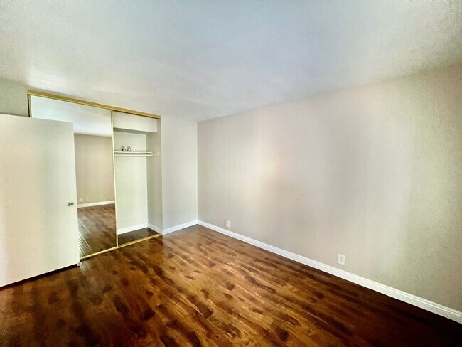 Building Photo - Beautiful 3B/2.5BA W/ Attached 2 Car Garag...