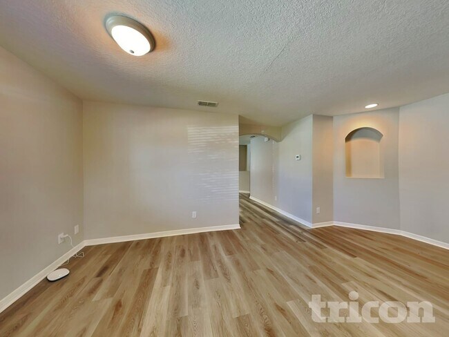 Building Photo - 591 Swallowtail Dr