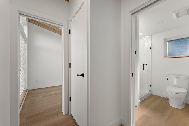 Building Photo - Morris Street Commons Modualr Living! 1/1 Community Living!