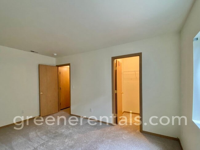 Building Photo - 3BR 2BA Townhouse Located off Steilacoom Rd