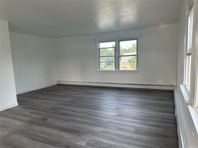 Building Photo - 1322 Commodore Rd