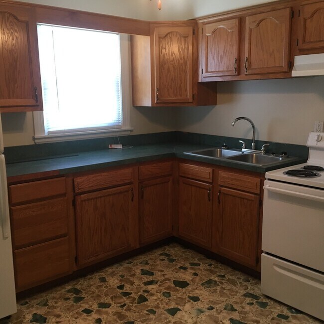 Building Photo - Spacious 3BR/2BA Home off of Taylor Blvd