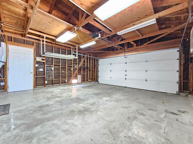 Building Photo - Beautiful interior and Convenient feature!...