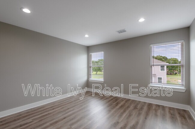 Building Photo - 250 N Shady Oaks Dr