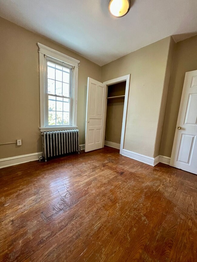 Building Photo - Spacious 3-Bedroom Townhome in Port Richmond! Available mid-April!