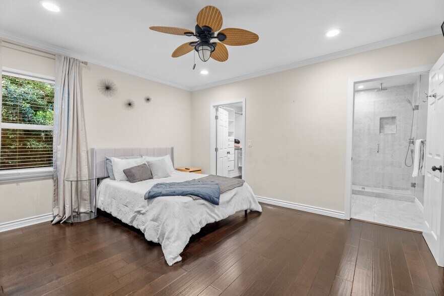 Building Photo - 4242 Van Nuys Blvd