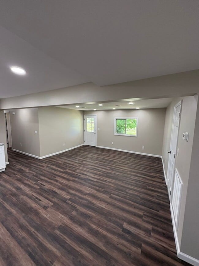 Building Photo - 844 Bales Rd