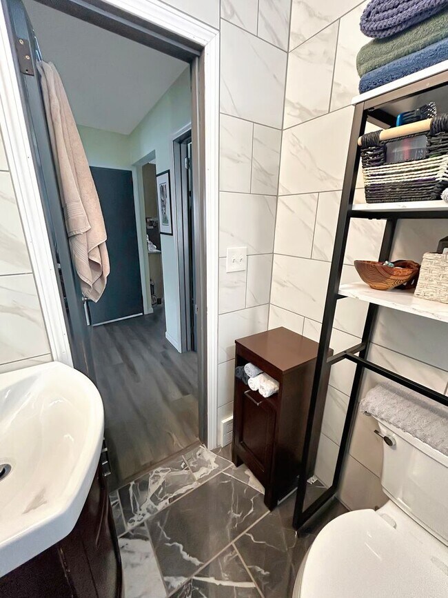 Building Photo - Charming 3-bedroom, 1-bath home in Oakdale, PA!