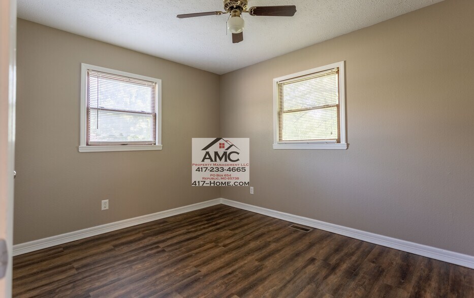 Building Photo - 1008 S Oak Ridge Dr