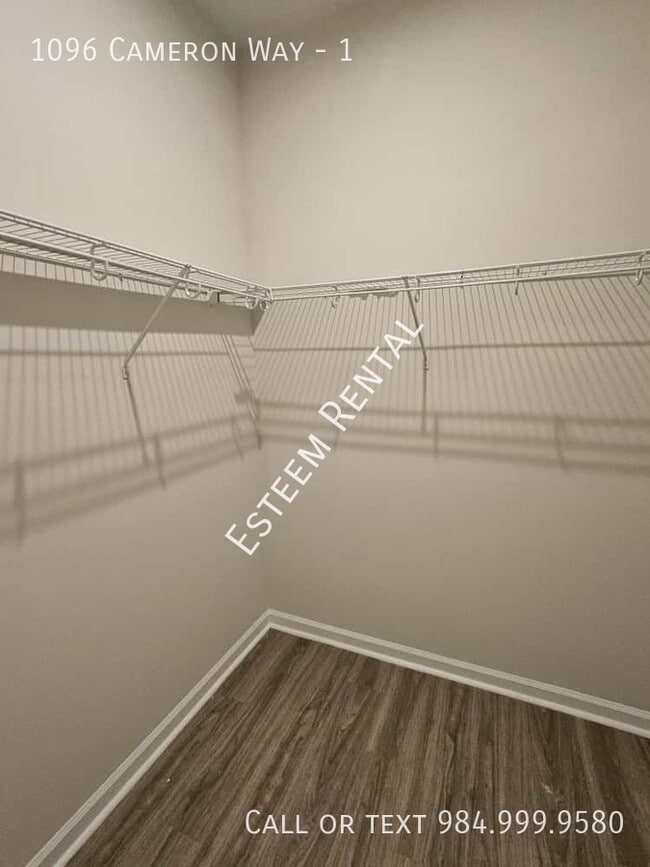 Building Photo - 1096 Cameron Wy