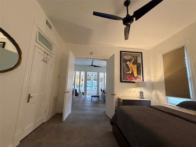 Building Photo - 318 Hyde Park Blvd