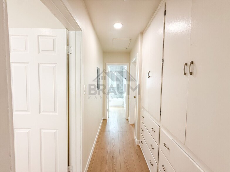 Building Photo - 15550 Vanowen St