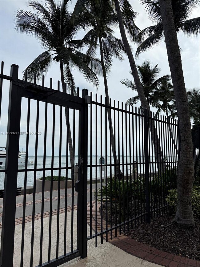 Building Photo - 540 Brickell Key Dr